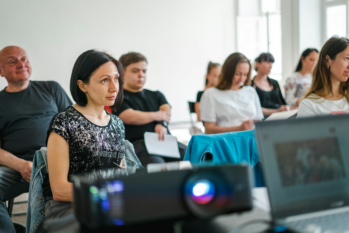 Участники учебного занятия с ноутбуками
